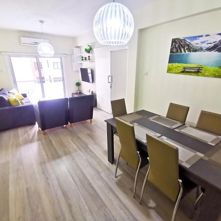 Beach-A-Holic Apartment, 2 Min Distance From Larnaca Marina Eksteriør billede
