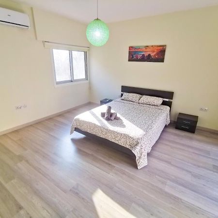 Beach-A-Holic Apartment, 2 Min Distance From Larnaca Marina Eksteriør billede