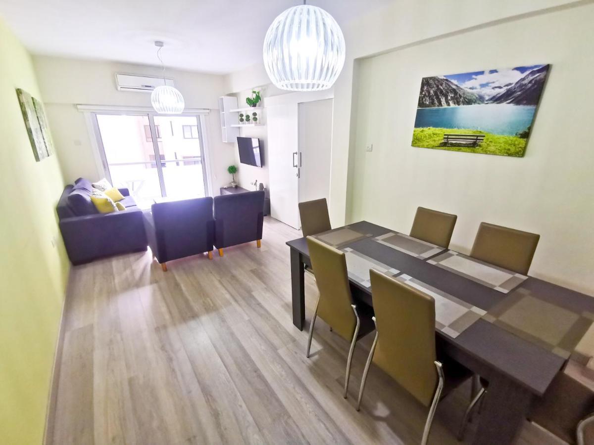 Beach-A-Holic Apartment, 2 Min Distance From Larnaca Marina Eksteriør billede
