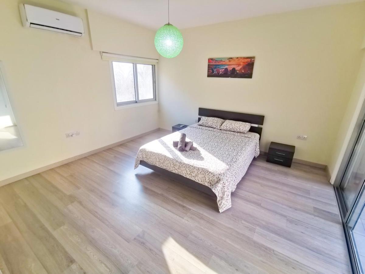 Beach-A-Holic Apartment, 2 Min Distance From Larnaca Marina Eksteriør billede
